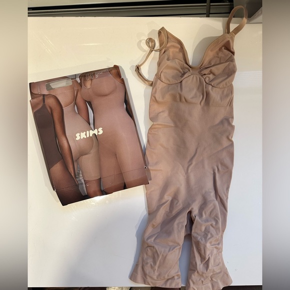 *NEW* SKIMS SEAMLESS SCULPT MID THIGH BODYSUIT - Picture 2 of 4